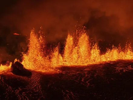 影/如末日地獄之火！冰島火山「一年內7度噴發」　駭人畫面曝光