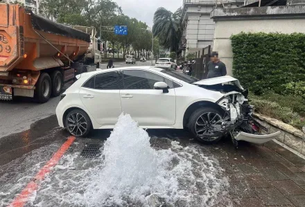 影/撞擊瞬間！新北砂石車追撞自小客　消防栓斷裂馬路變噴泉