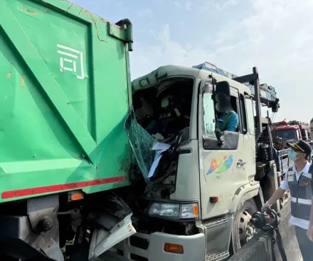 影/高雄小貨車疑「下橋煞不住」追撞大貨車！車頭全凹、2人受困獲救