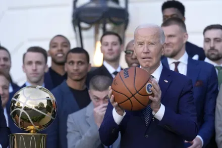 影/不服老！NBA年度冠軍作客白宮　82歲拜登當場秀球技