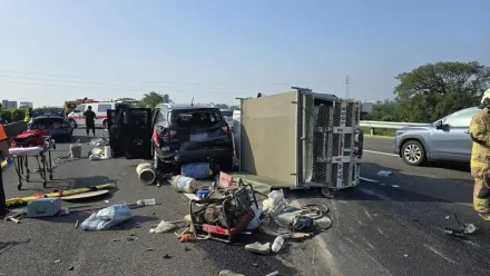 國1麻豆段3車車禍！小貨車翻90度　4傷者急送醫