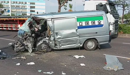 影/車頭全毀！高雄運鈔車自撞分隔島　3百多萬現鈔急轉移