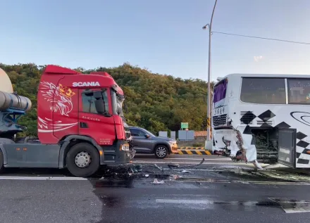 影/屏東枋山連3撞！聯結車追尾遊覽車再撞雙載機車　驚悚釀13傷