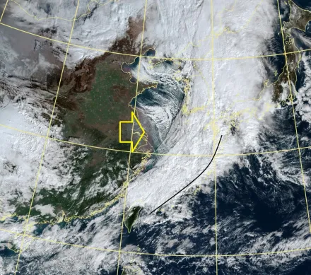 鋒面雲系串成「雲街」轉乾冷！　鄭明典：明入夜起降溫