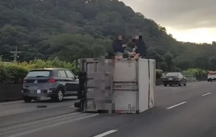 影/國1「孤島車禍」！南下湖口段車翻、他跟妹子慘坐車頂待援