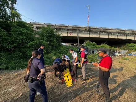 影/高雄騎士車拋錨　見警竟跳橋「原來是失聯移工」