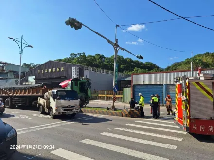 八里「3車連環撞」！聯結車衝分隔島　1駕駛傷堅持不送醫