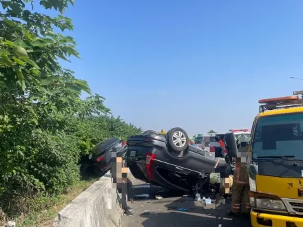 國1南下營段2車擦撞！1烏龜翻、1掛護欄　3人送醫