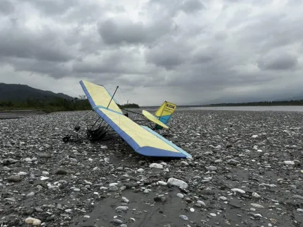 幸運生還！輕航機返航「機械故障」　教練緊急迫降花蓮河床