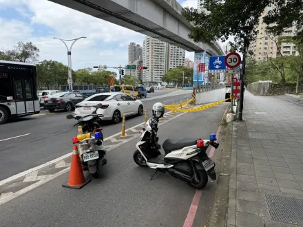 驚悚又離譜！淡水機車專道遭鐵柱貫穿　騎士離死神僅差一步