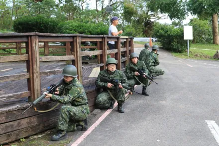 守備區現地訓練　北市後備旅政大校園內行軍