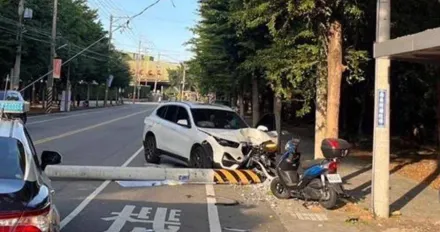 台中大里嚴重車禍！68歲男疑打盹「撞斷電桿、車半毀」