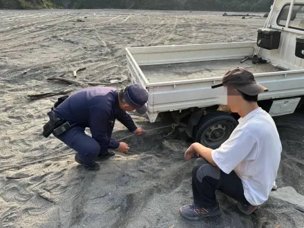 影/高雄25歲男駕車赴老鷹谷賞景「輪胎陷沙坑」　警開車助力救出