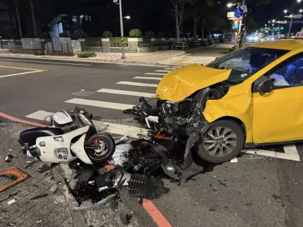 影/直擊！板橋直行小黃擊中左轉休旅車　再撞飛待轉騎士