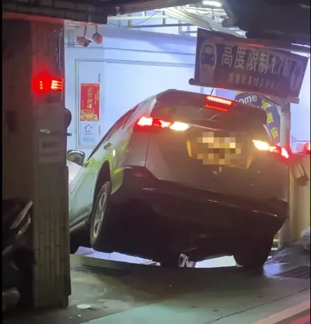 影/停車場驚魂！休旅車「翹孤輪」倒車檔下坡　網憂：設計合法？