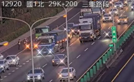 連環車禍！國1大貨車、轎車3車追撞　時速剩40