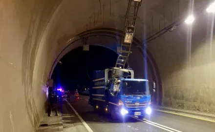 快訊/天降橫禍現場！隧道「整排燈軌」掉落　清潔車遭砸中