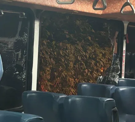 影/撞擊爆火花瞬間！東山高中校車猛撞電線桿　3學生送醫