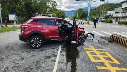 花蓮78歲翁自撞分隔島「車頭爛」　副駕婦「內臟破裂」亡