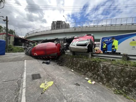 影/直擊！汐止水泥車翻落樟江大橋　44歲駕駛脫困送醫