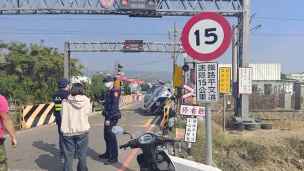 開車分心！台中21歲女「騎上」平交道護欄　害大誤點