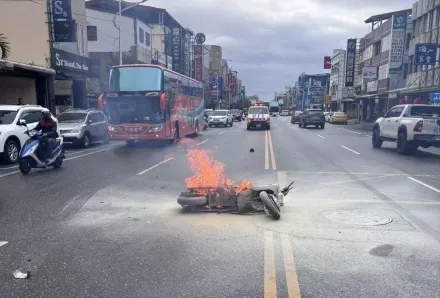 影/花蓮街頭火燒車！電動機車撞轎車「全面狂燃」騎士受傷