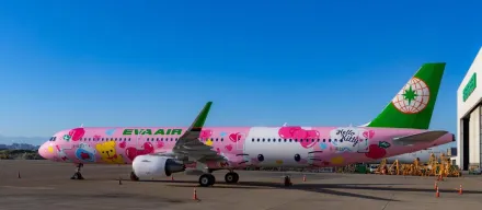 長榮航空Hello Kitty「粉萌機」首飛亮相！　「糖果機」月底壓軸登場