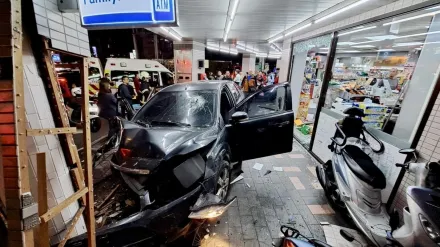 影/北市重大車禍！轎車暴衝撞超商駕駛受困　現場慘況曝