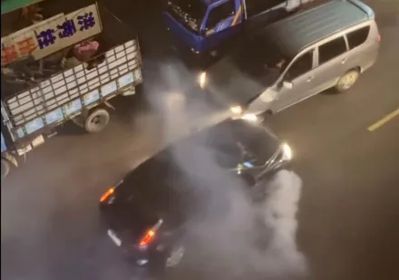 影/失控暴衝畫面！轎車先燒胎撞休旅車　再高速衝向超商