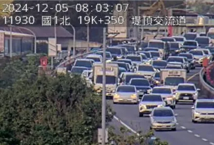 上班小心！堤頂交流道北向20K「貨車追撞轎車」現場塞翻