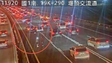 塞爆！國1堤頂高架追撞車禍　車速剩20