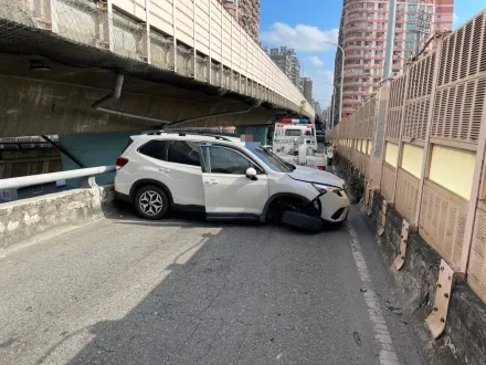 三重中山橋轎車自撞護欄！駕駛左腳傷送醫　匝道一度封閉