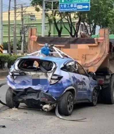 糗了！街景車高雄慘遭夾殺　Google地圖驚見360度自拍車禍畫面