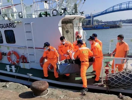 屏東枋山海域驚見無名男屍！海巡打撈上船身分死因待查