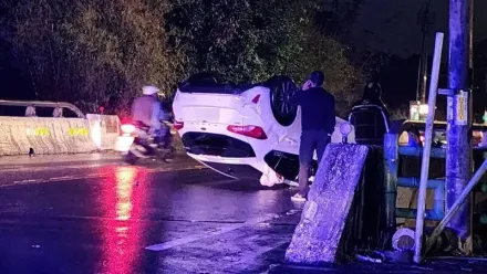 瑞芳第一公墓旁驚險翻車！30歲女夜駕撞電桿「頸椎重傷」