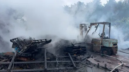 桃園八德空地突起火！木棧板狂燃　燒到鴿舍、堆高機