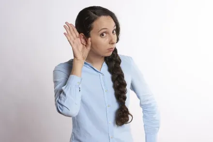 以為小蟲跑進耳朵...女子聽力減退求診　醫生竟夾出一大團狗毛