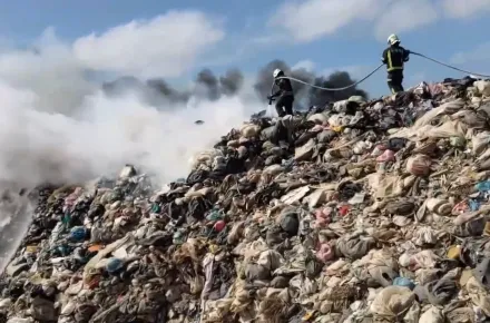 影/澎湖垃圾掩埋場大火濃煙瀰漫延燒　炮竹爆炸聲不斷