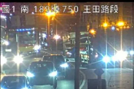 國1南王田段重大車禍！大貨車90度失控翻覆　轎車再撞車體