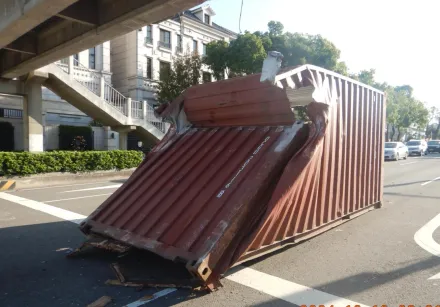 影/台中離奇車禍！貨櫃車撞陸橋　空櫃被擠壓彷彿「手風琴」