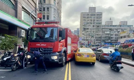 影/撞擊瞬間曝！車身太長轉彎不慎　新北消防車擦撞小黃