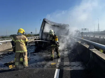 影/國3官田交流道南下火燒車　烈焰濃煙覆蓋車道