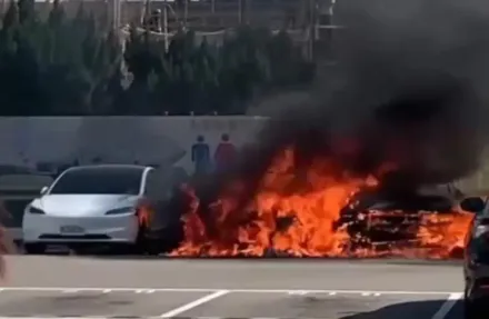 影/烈焰吞噬！自小客國道泰安休息站自燃　左右車輛慘遭波及