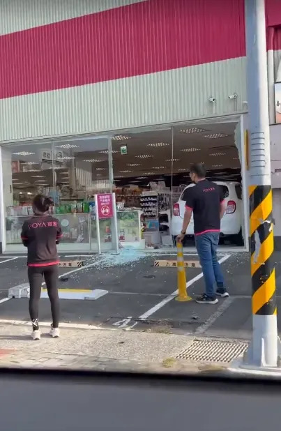 影/台南71歲婦人誤踩油門！自小客車失控撞入寶雅門市