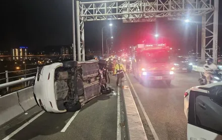 影/翻車瞬間曝！2車成蘆橋高速追逐　失控翻進機車道