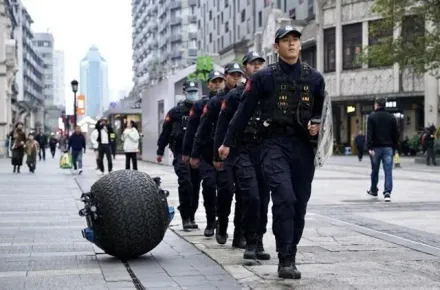 影/陸特警生力軍！球形「機器警察」巡邏　水陸兩棲勇猛抓賊