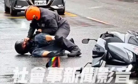 影/壓在地上打！淡水2機車騎士行車糾紛　街頭對決互控傷害