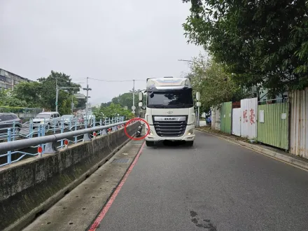 未注意視線死角！新北聯結車撞電動機車　女騎士爆頭亡