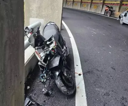 梅蘭明隧道3車連撞！機車車頭全毀　無照少年送醫