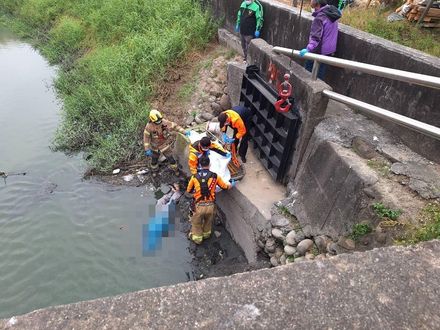 麻豆翁抓魚！跌落深度30公分水溝　仰躺「頭泡水」溺斃亡